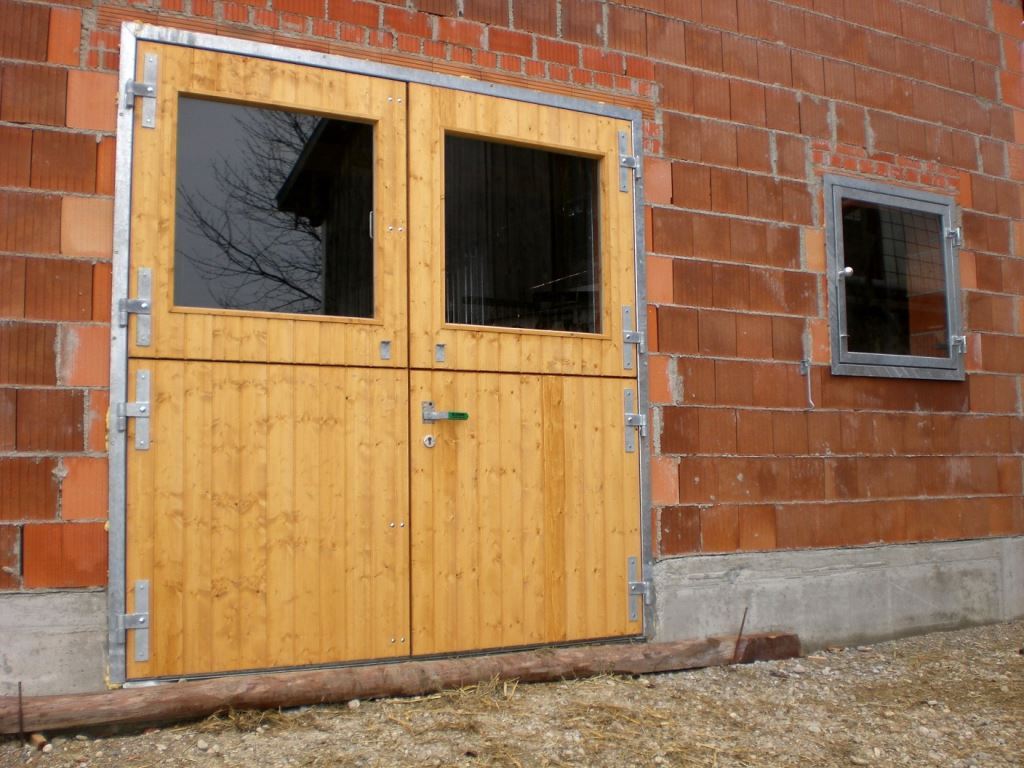Fensterluke und Tor zur Stallgasse